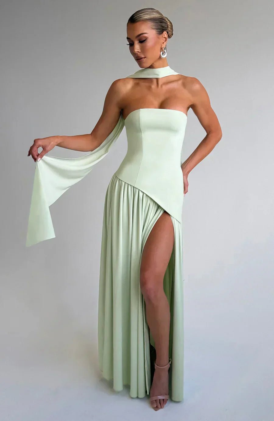 Sukienka maxi damska bez ramiączek – rozcięcie - Arkadya Outlet - Women Maxi Dress