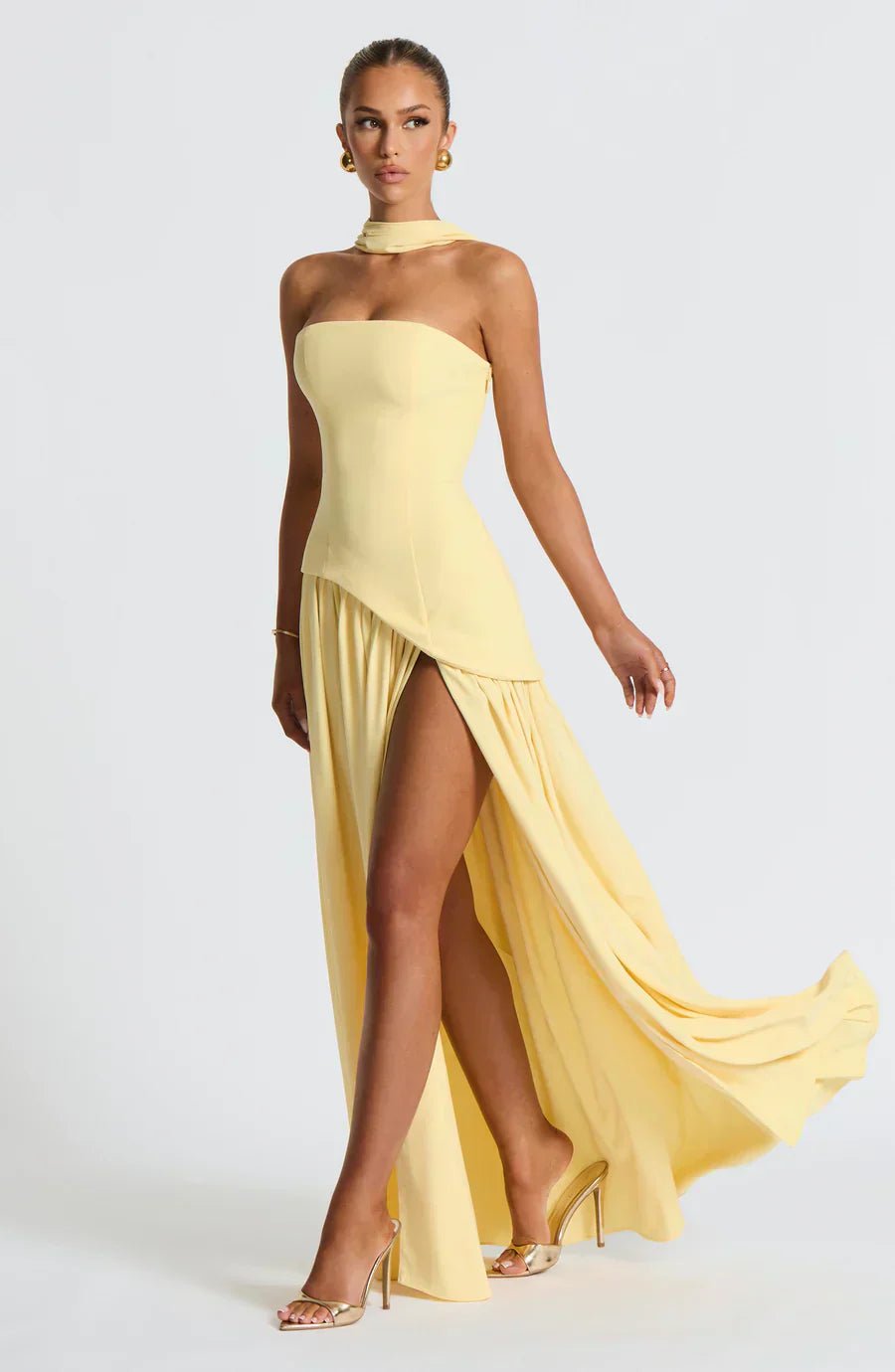 Sukienka maxi damska bez ramiączek – rozcięcie - Arkadya Outlet - Women Maxi Dress