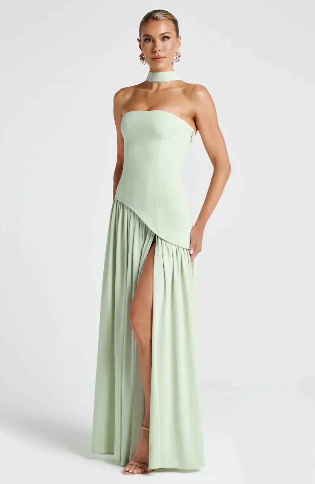 Sukienka maxi damska bez ramiączek – rozcięcie - Arkadya Outlet - Women Maxi Dress