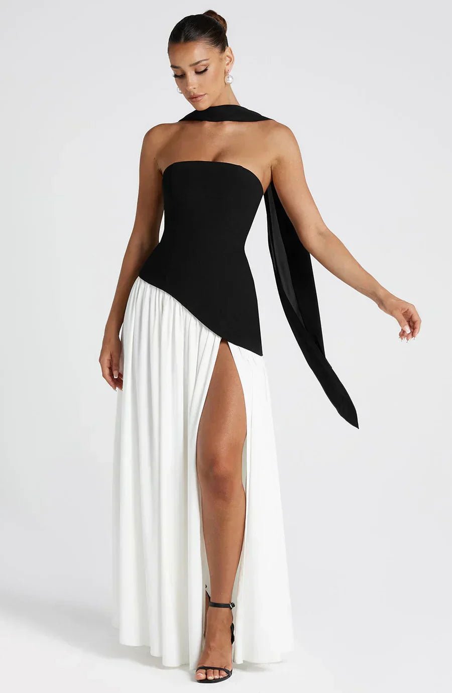 Sukienka maxi damska bez ramiączek – rozcięcie - Arkadya Outlet - Women Maxi Dress