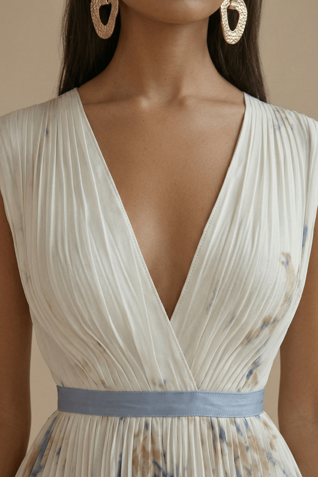 Sukienka maxi damska w kwiaty bez rękawów z dekoltem w serek – plisowana, kontrastowy pas w talii - Arkadya Outlet - Women Maxi Dress
