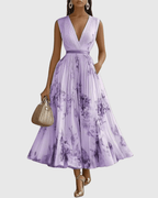 Sukienka maxi damska w kwiaty bez rękawów z dekoltem w serek – plisowana, kontrastowy pas w talii - Arkadya Outlet - Women Maxi Dress