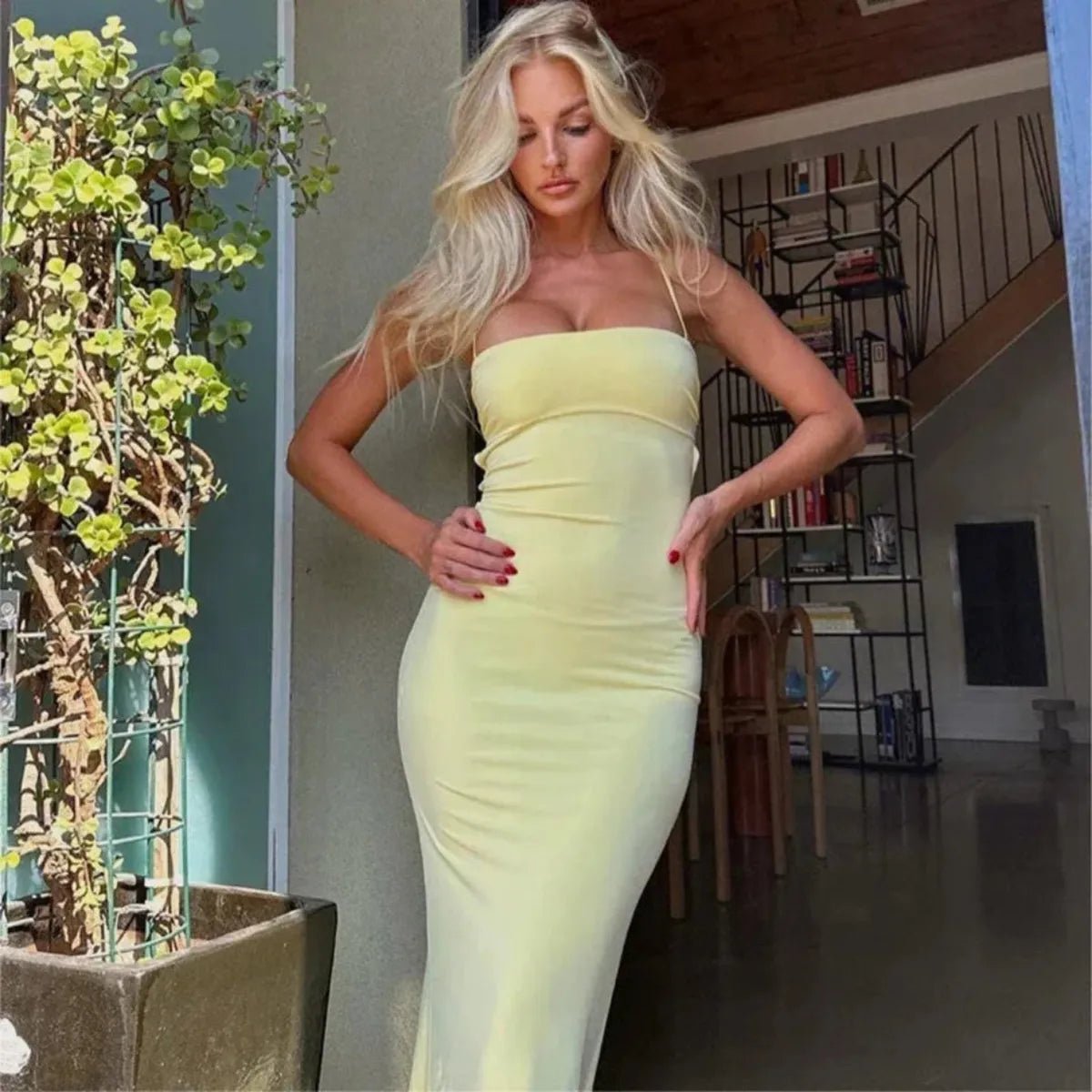 Sukienka maxi dopasowana z odkrytymi plecami - Arkadya Outlet - Women Maxi Dress