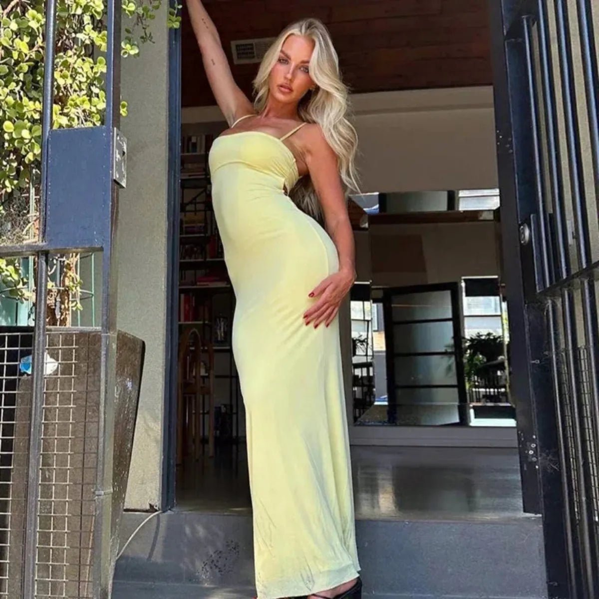 Sukienka maxi dopasowana z odkrytymi plecami - Arkadya Outlet - Women Maxi Dress