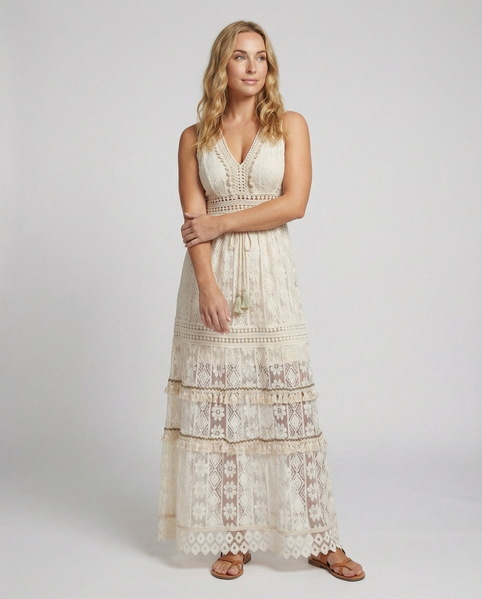 Sukienka maxi haftowana z dekoltem V - Arkadya Outlet - Women Maxi Dress
