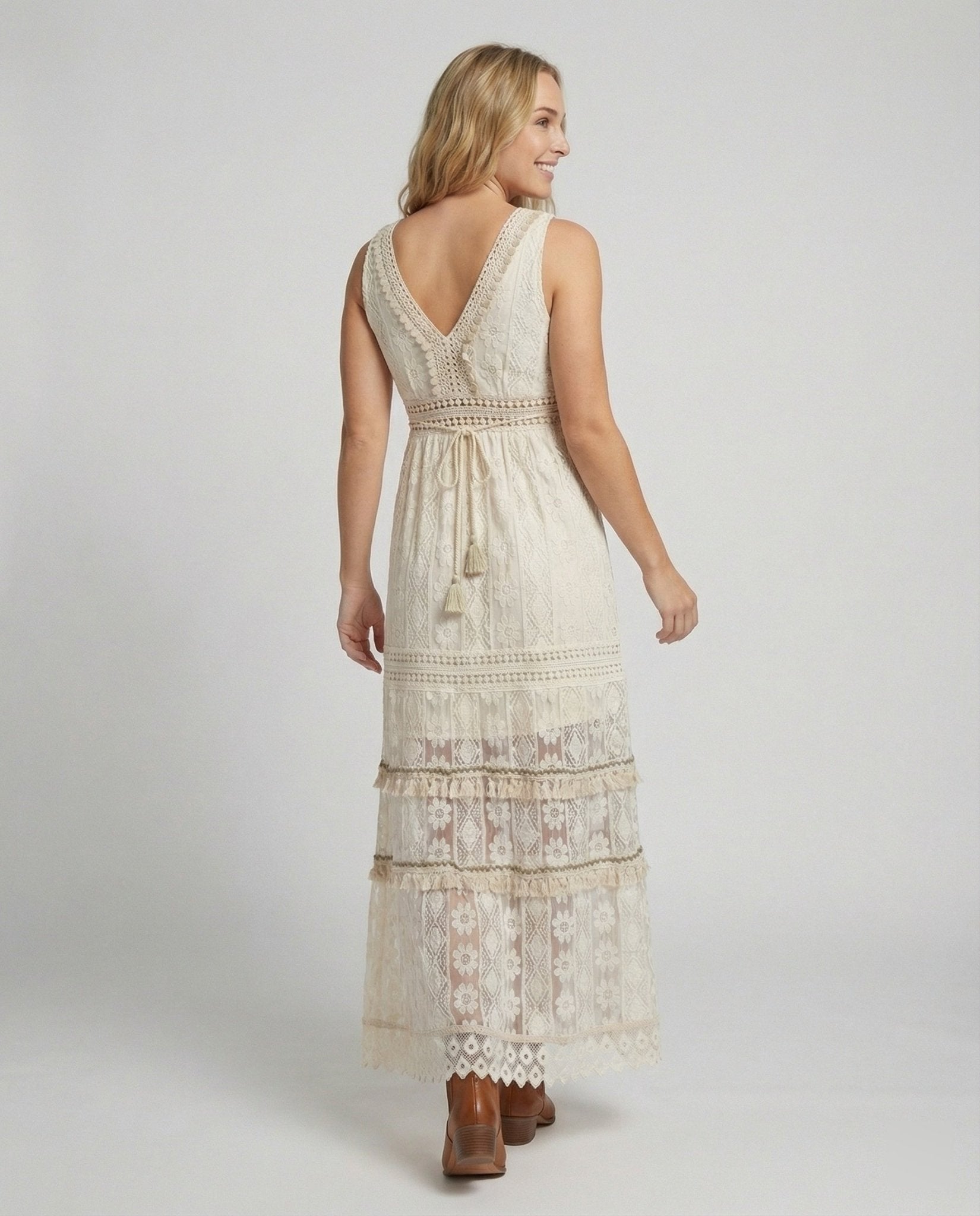 Sukienka maxi haftowana z dekoltem V - Arkadya Outlet - Women Maxi Dress