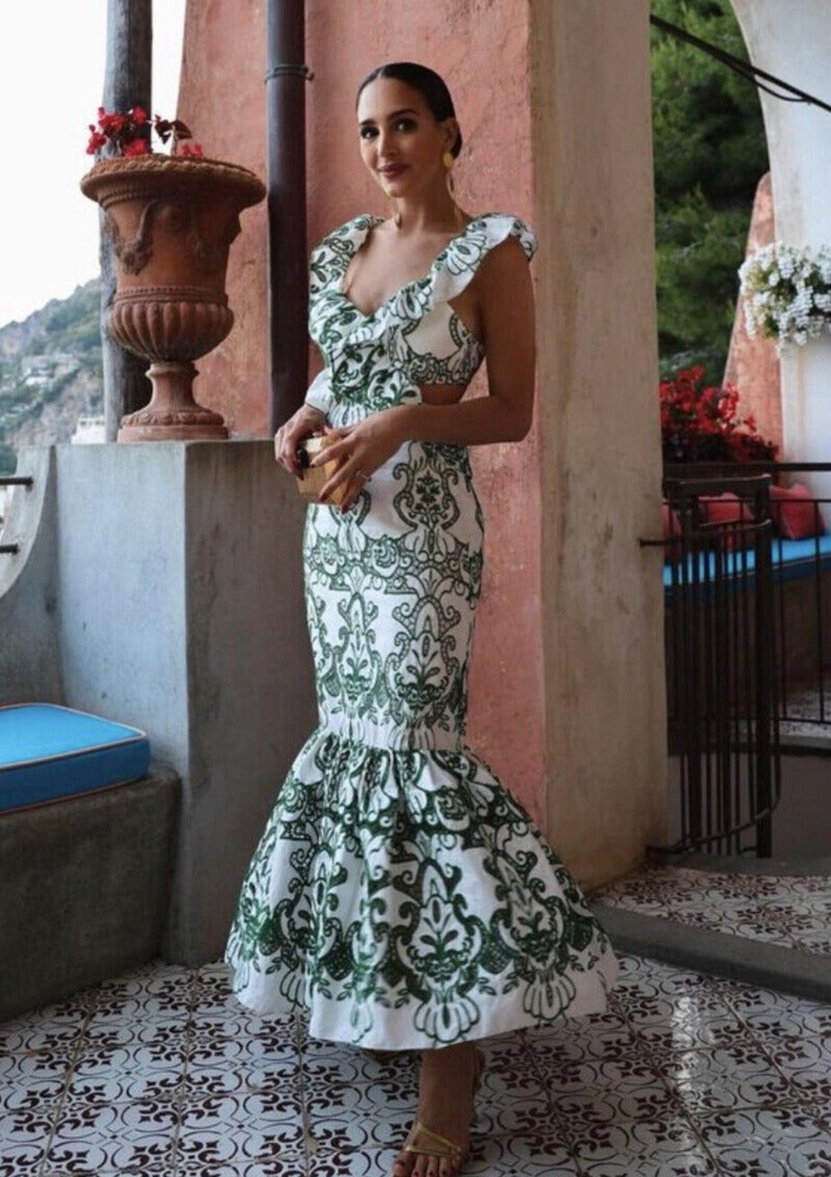 Sukienka maxi haftowana z głębokim dekoltem - Arkadya Outlet - Women Maxi Dress