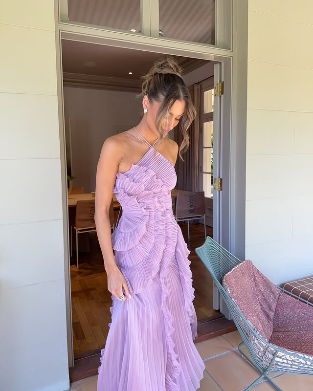 Sukienka maxi halter z plisowaną spódnicą - Arkadya Outlet - Women Maxi Dress