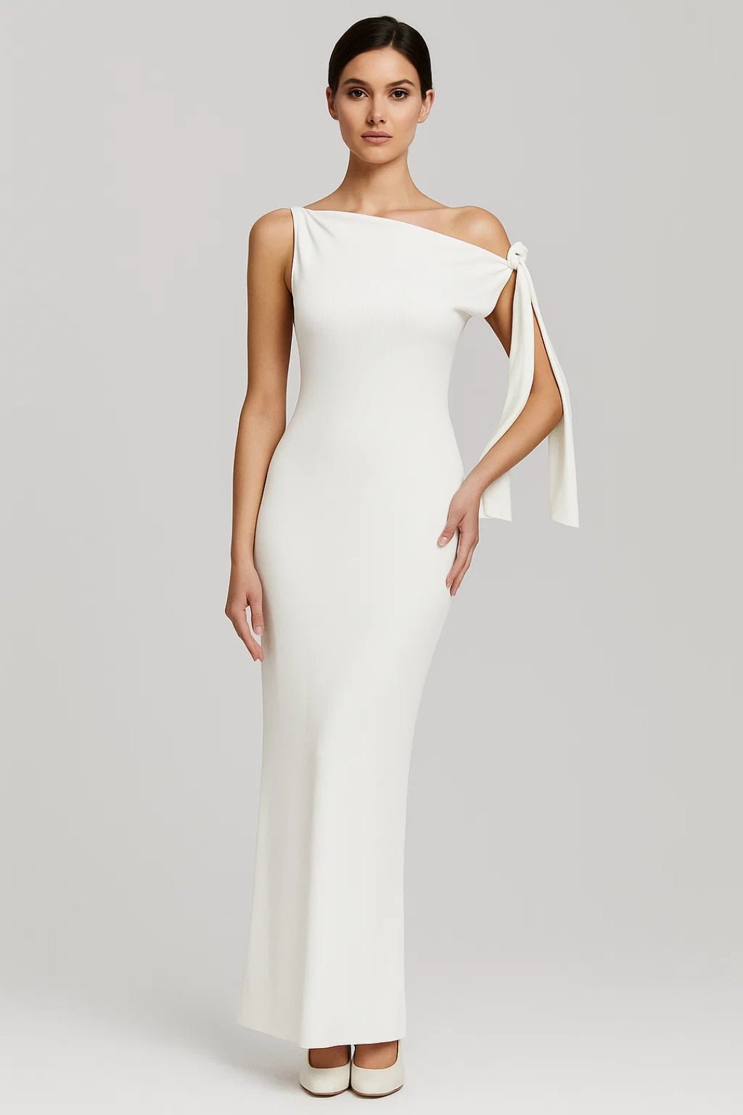 Sukienka maxi na jedno ramię dopasowana - Arkadya Outlet - Women Maxi Dress