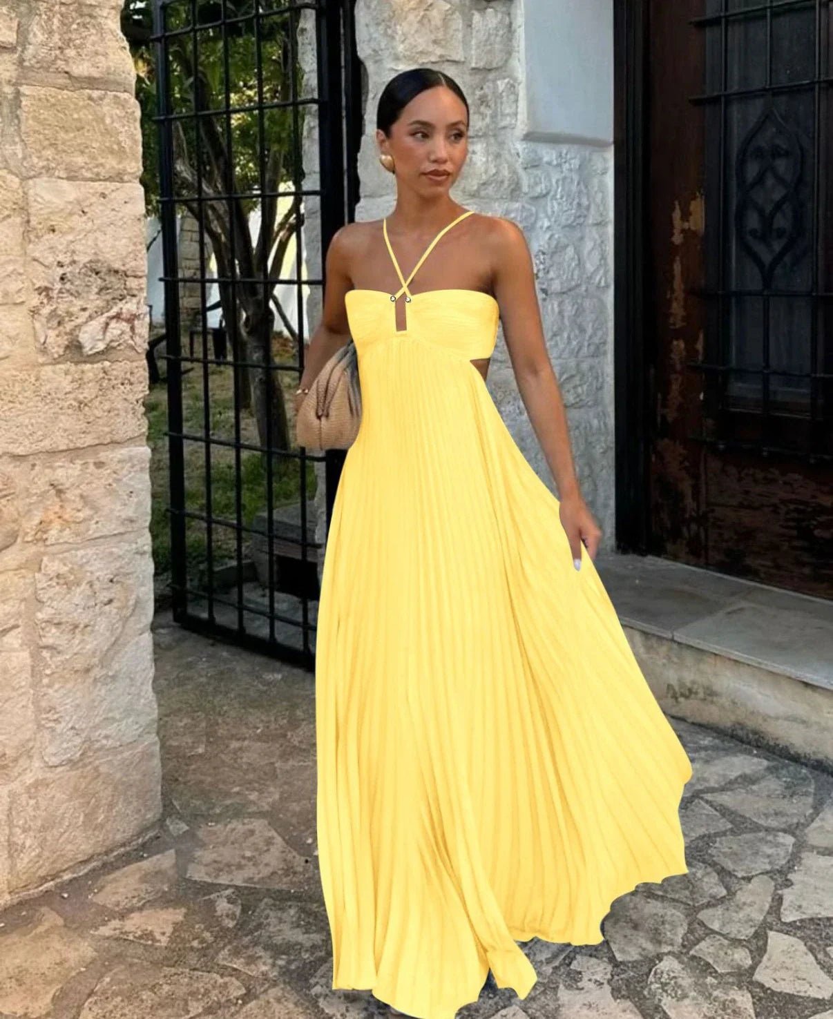 Sukienka maxi plisowana halter z odkrytymi plecami - Arkadya Outlet - Women Maxi Dress