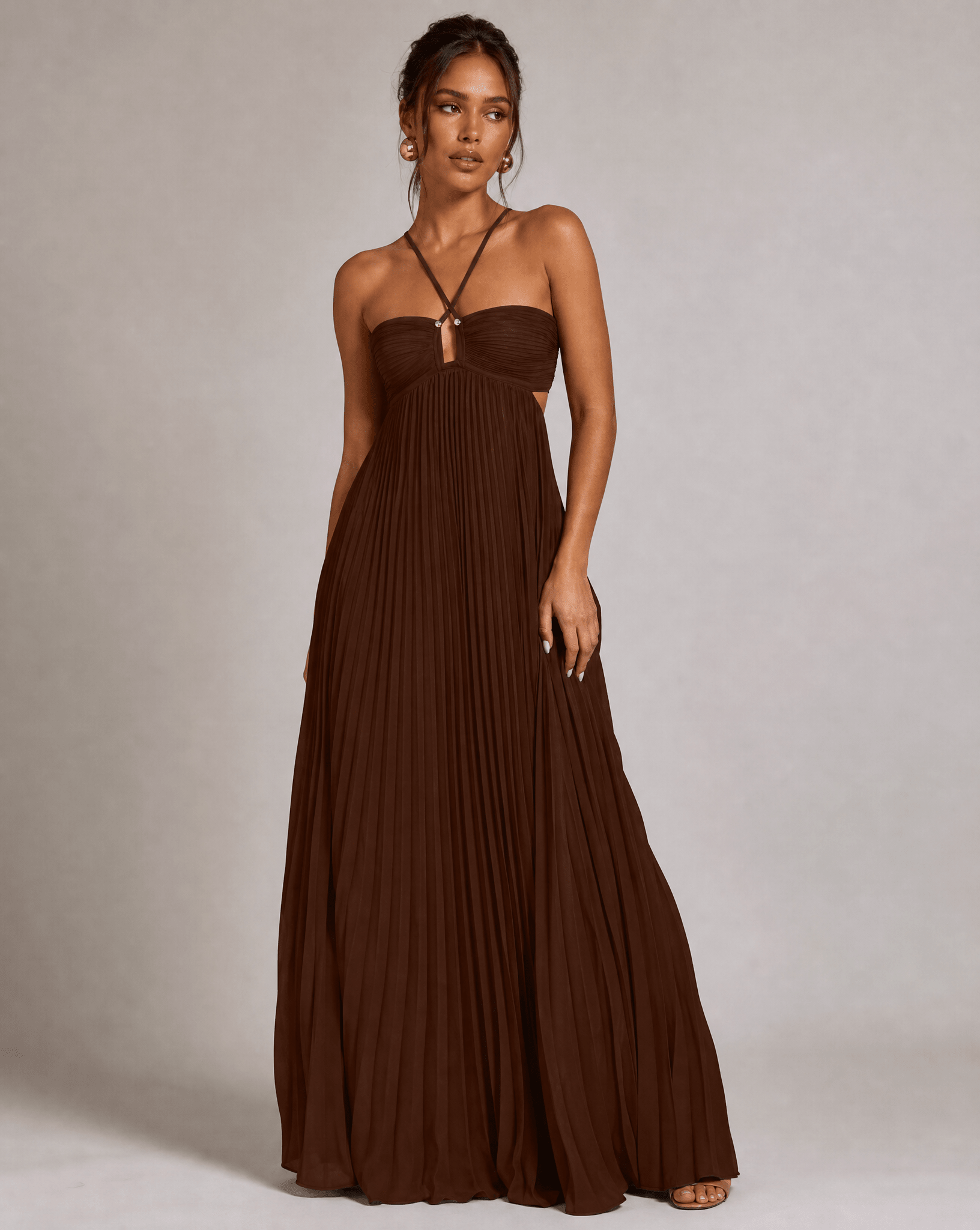 Sukienka maxi plisowana halter z odkrytymi plecami - Arkadya Outlet - Women Maxi Dress