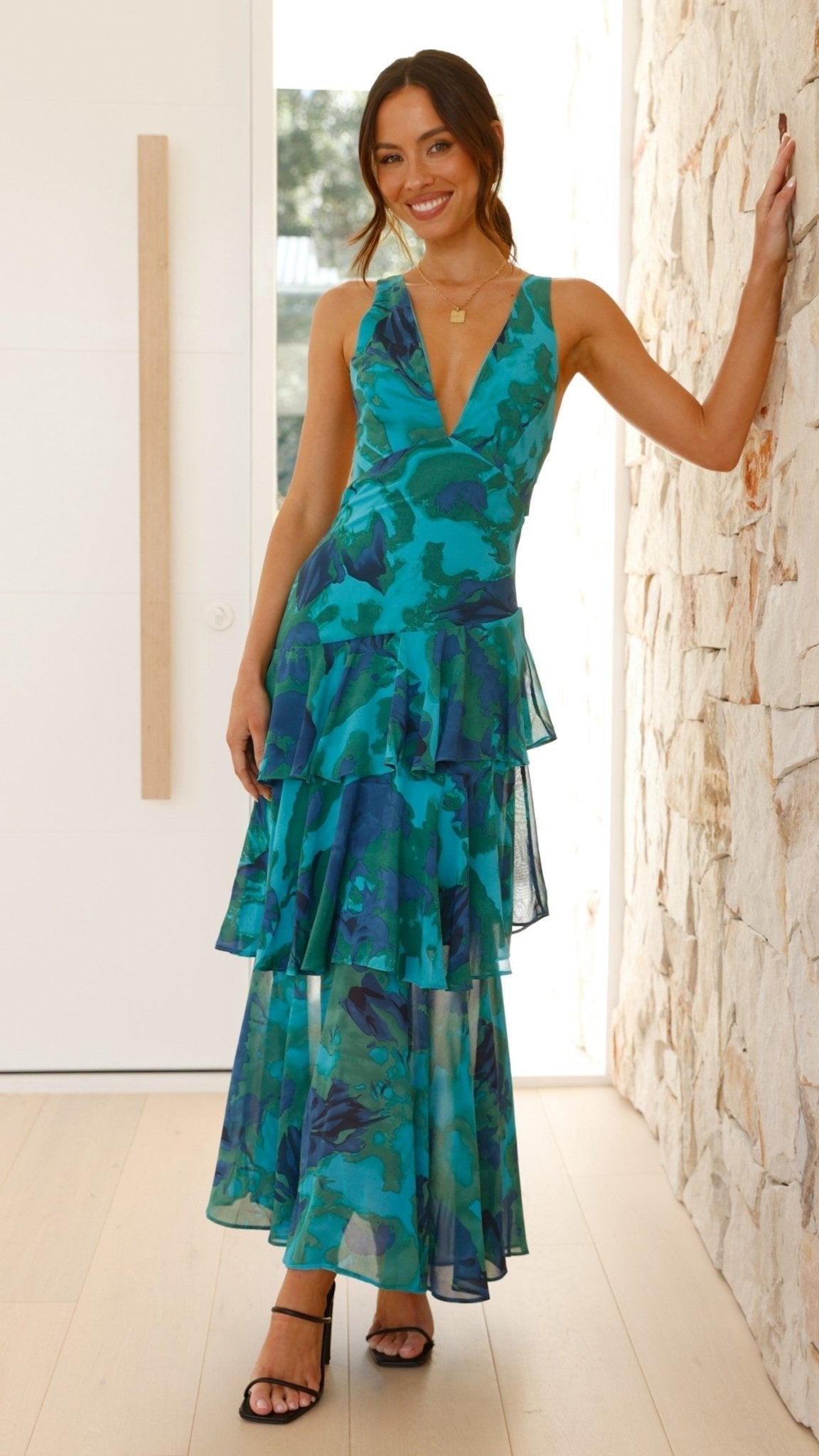 Sukienka maxi w kwiaty z warstwową spódnicą - Arkadya Outlet - Women Maxi Dress