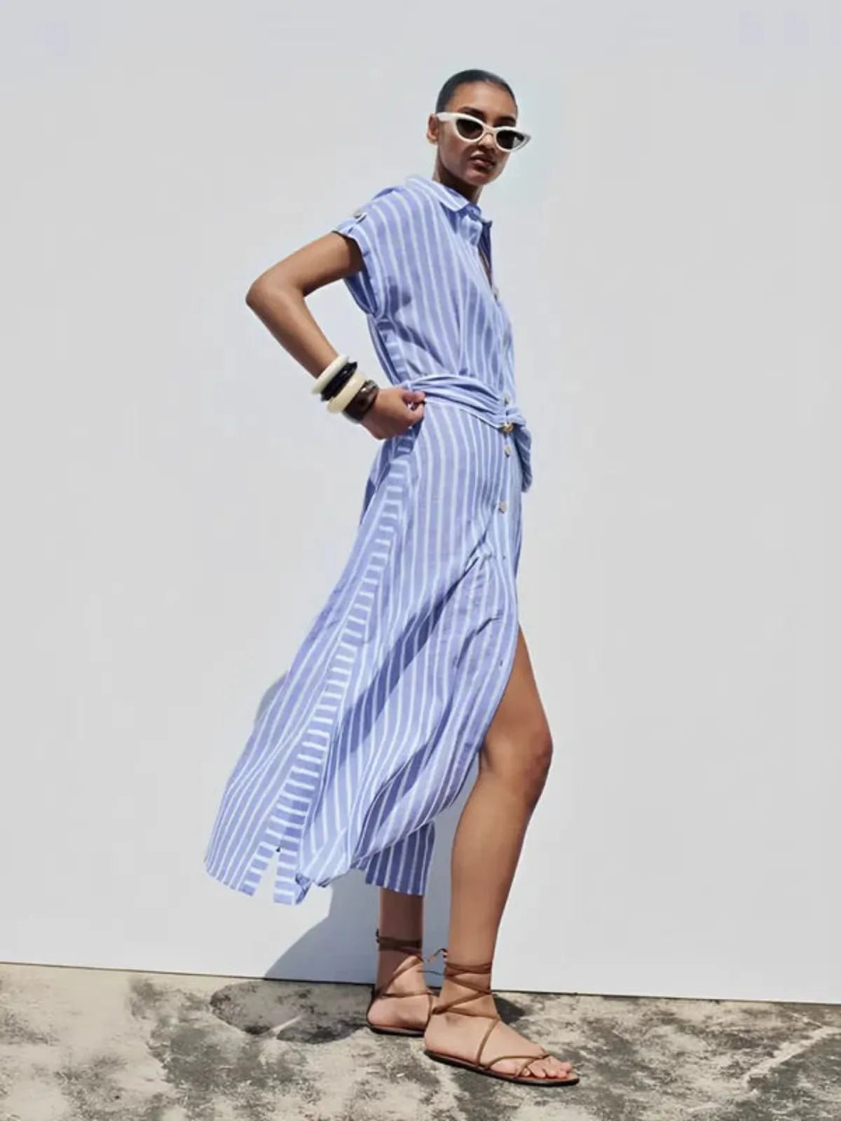 Sukienka maxi w paski z krótkim rękawem – guziki i wiązanie - Arkadya Outlet - Women Maxi Dress