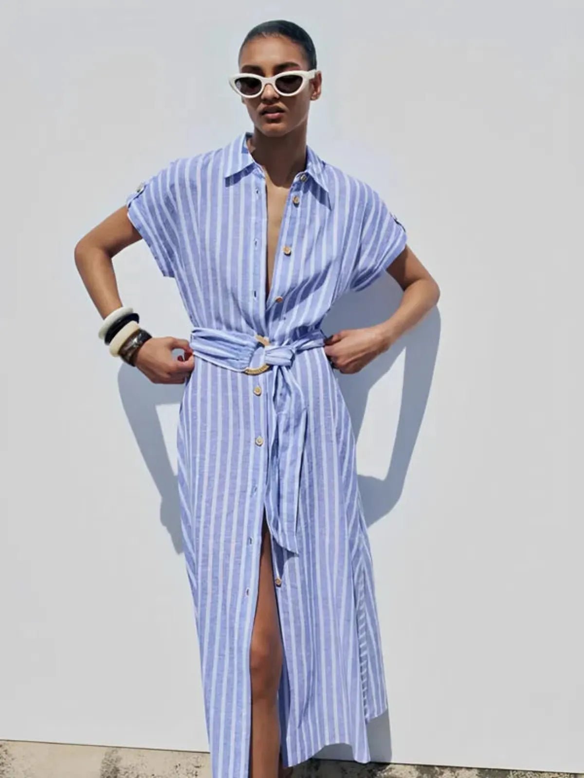 Sukienka maxi w paski z krótkim rękawem – guziki i wiązanie - Arkadya Outlet - Women Maxi Dress