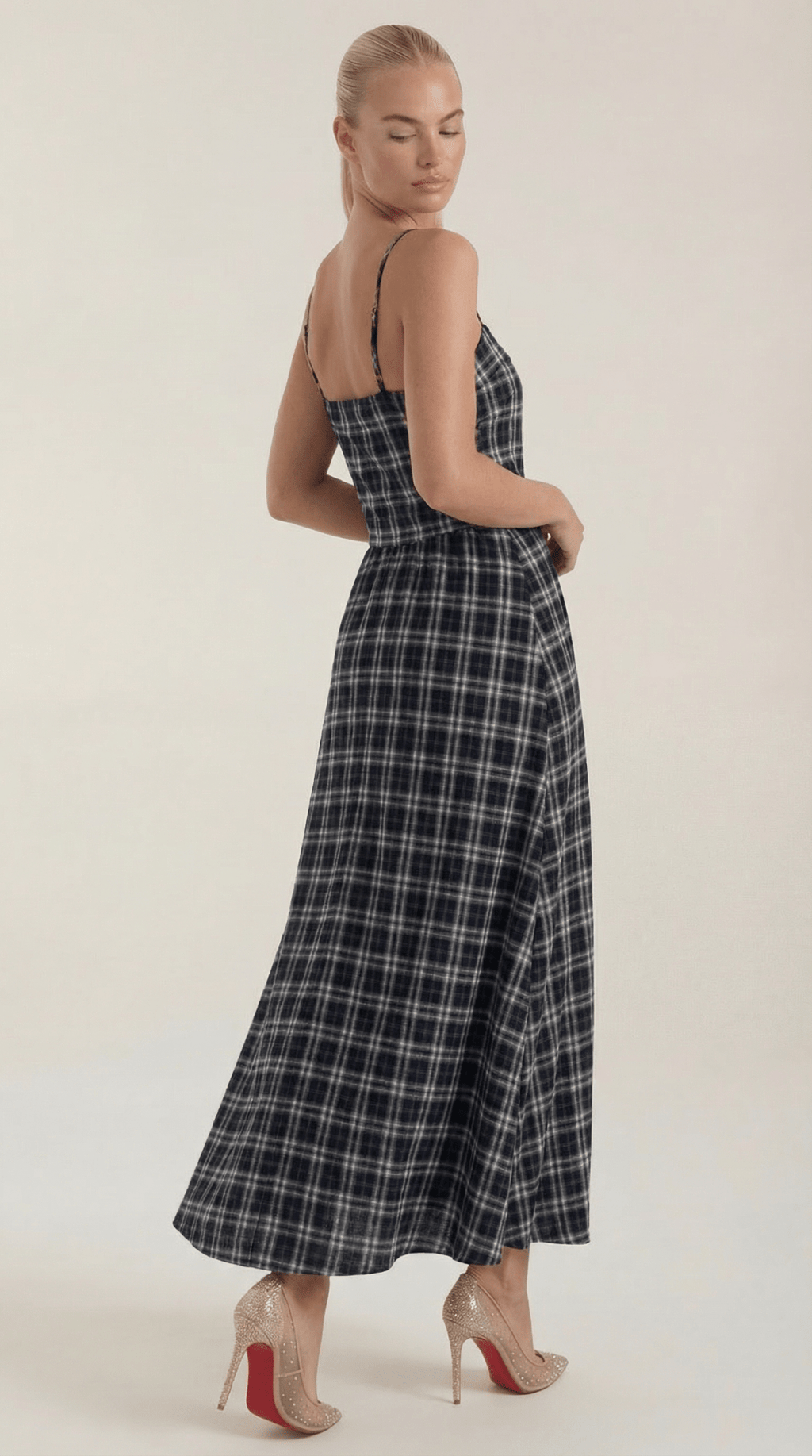 Sukienka midi bez rękawów – kwadratowy dekolt - Arkadya Outlet - Women Midi Dress