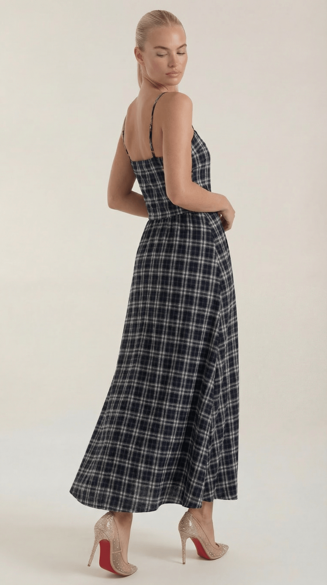 Sukienka midi bez rękawów – kwadratowy dekolt - Arkadya Outlet - Women Midi Dress