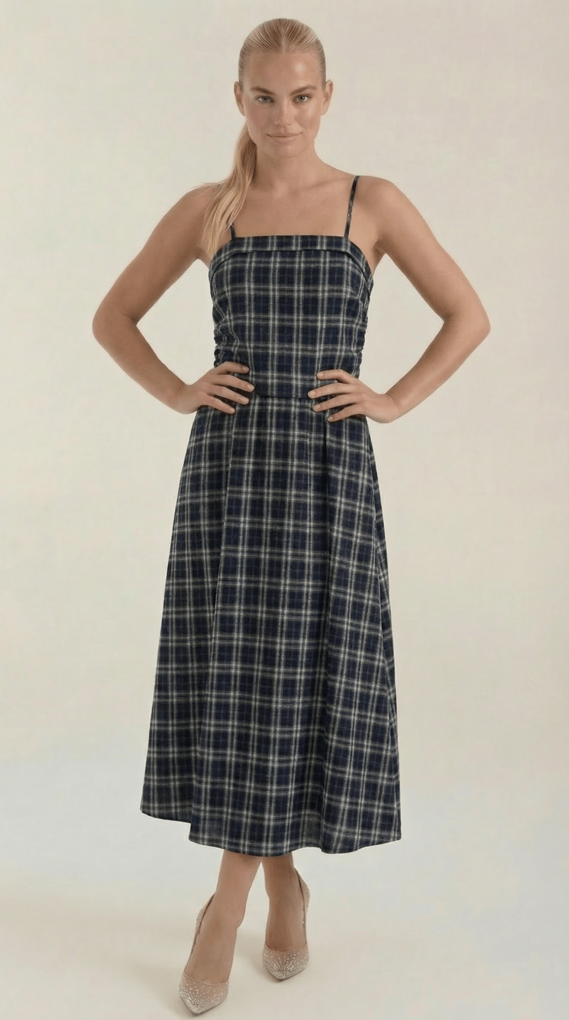 Sukienka midi bez rękawów – kwadratowy dekolt - Arkadya Outlet - Women Midi Dress