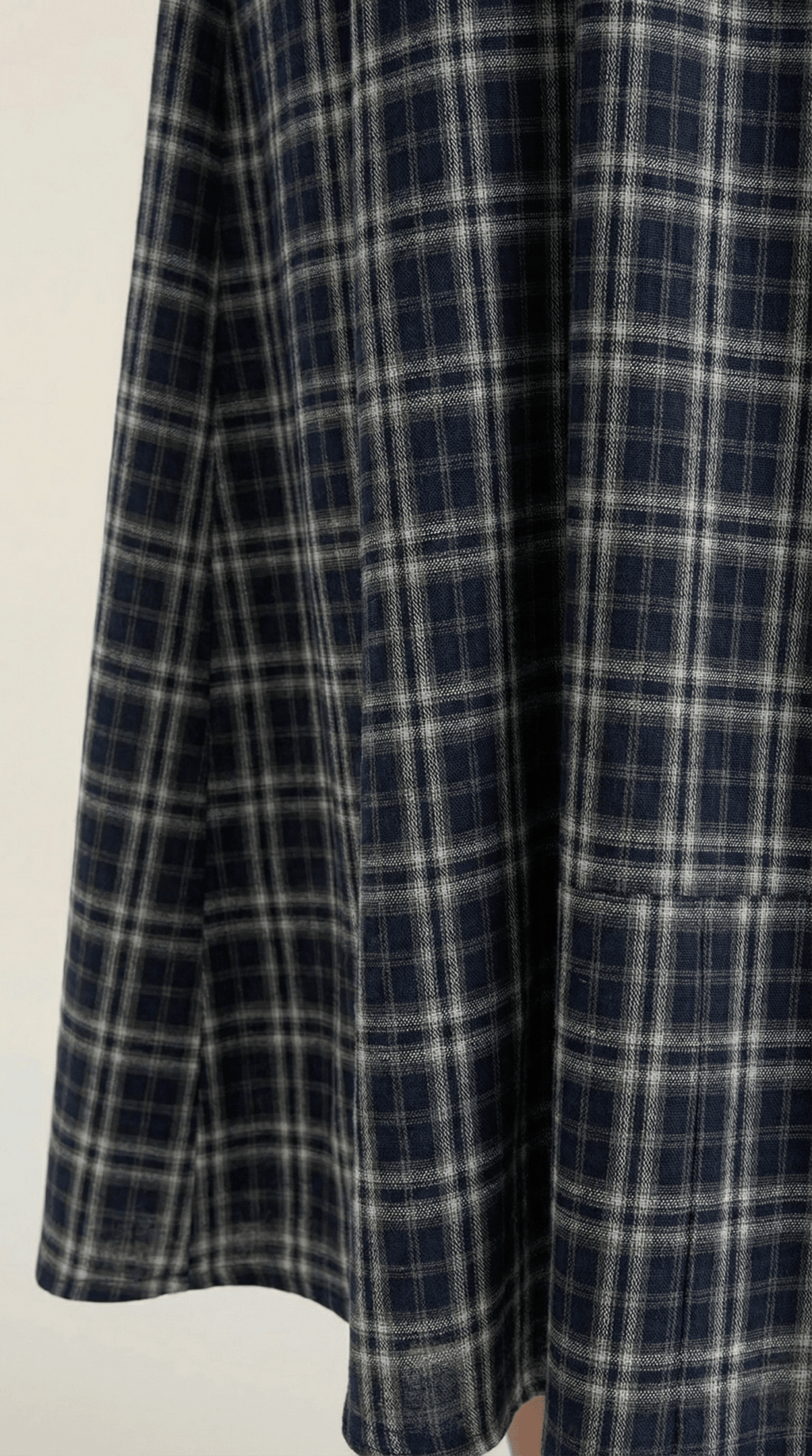 Sukienka midi bez rękawów – kwadratowy dekolt - Arkadya Outlet - Women Midi Dress