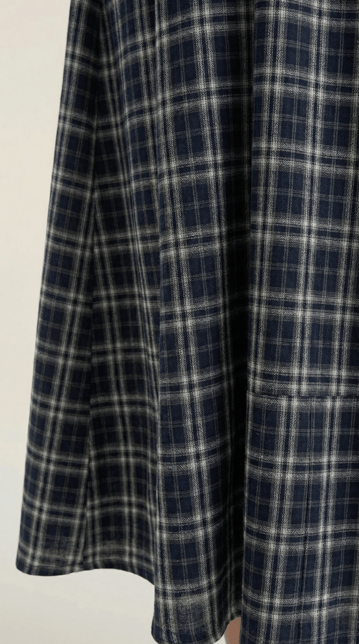 Sukienka midi bez rękawów – kwadratowy dekolt - Arkadya Outlet - Women Midi Dress