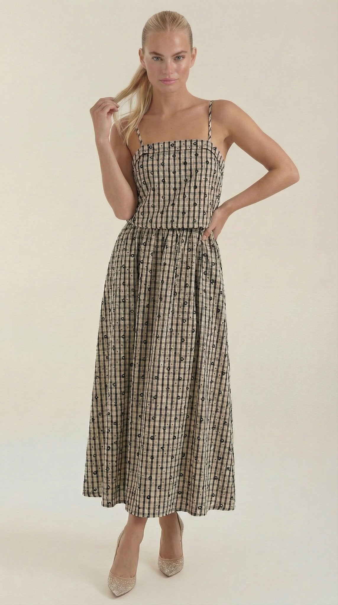 Sukienka midi bez rękawów – kwadratowy dekolt - Arkadya Outlet - Women Midi Dress