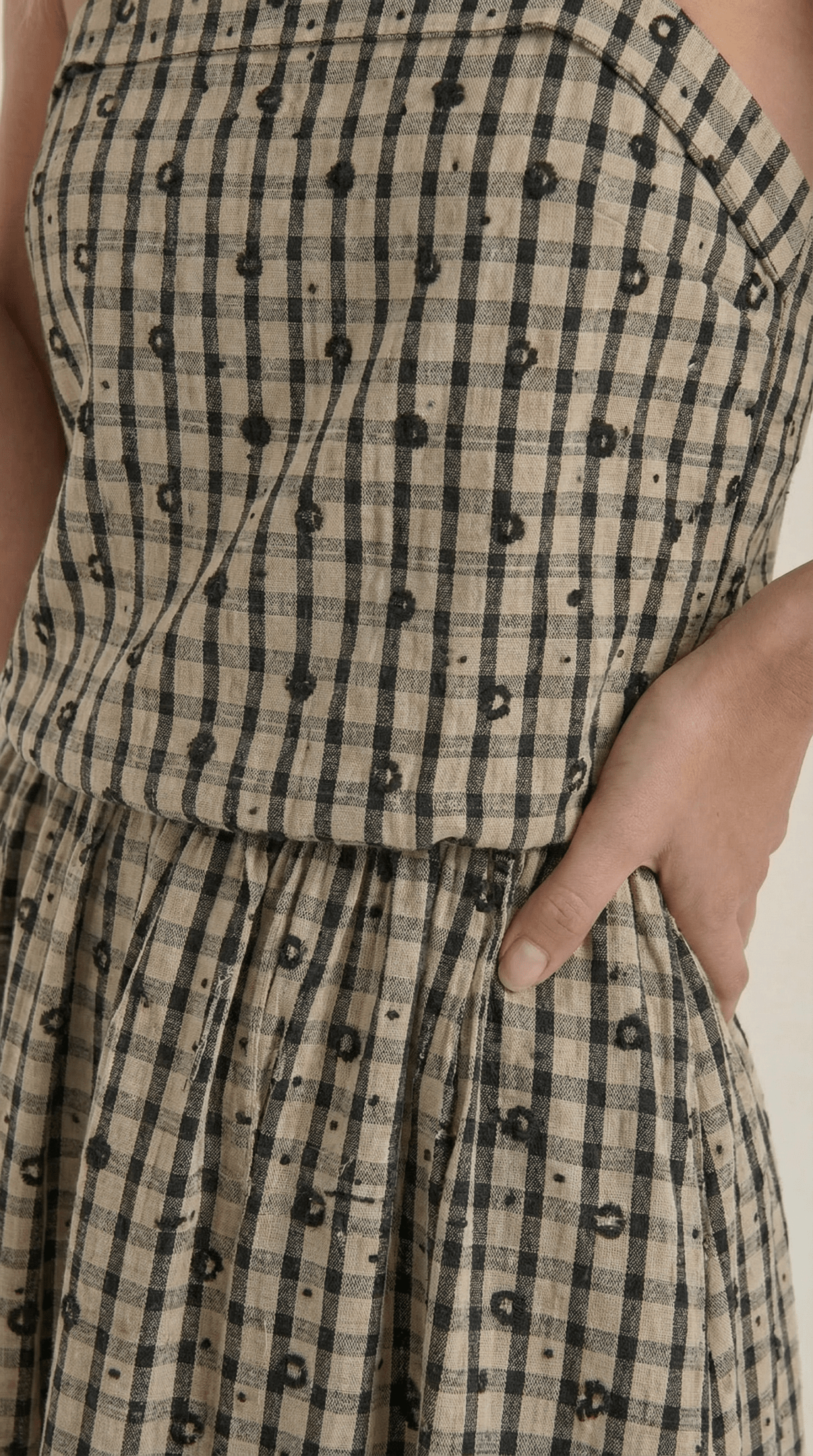 Sukienka midi bez rękawów – kwadratowy dekolt - Arkadya Outlet - Women Midi Dress