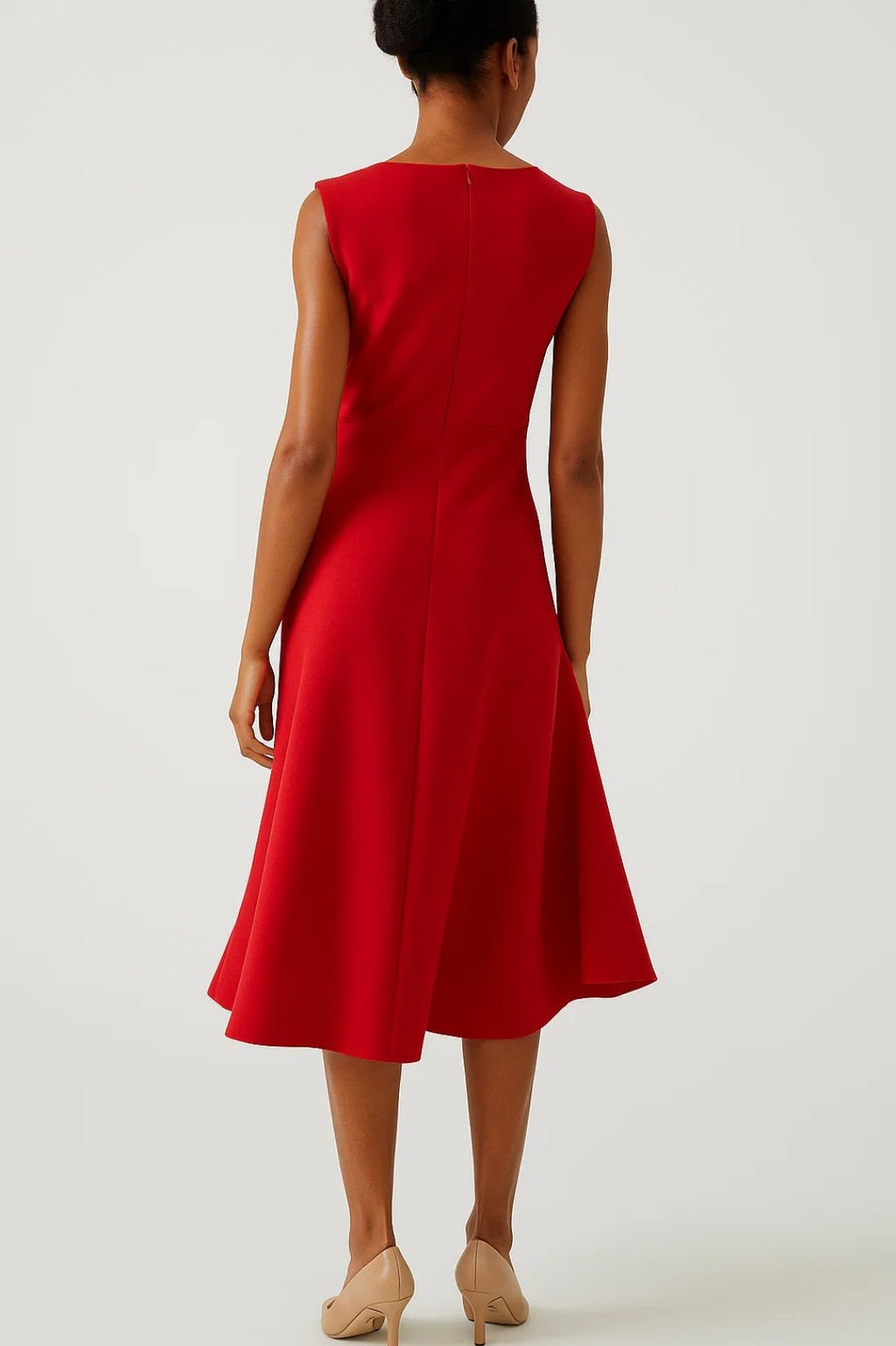 Sukienka midi damska – bez rękawów, asymetryczna talia - Arkadya Outlet - Women Midi Dress