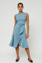 Sukienka midi damska – bez rękawów, asymetryczna talia - Arkadya Outlet - Women Midi Dress