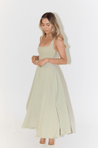 Sukienka midi damska bez rękawów z dekoltem w serek – regularny krój z plisowanym dołem - Arkadya Outlet - Women Midi Dress