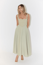 Sukienka midi damska bez rękawów z dekoltem w serek – regularny krój z plisowanym dołem - Arkadya Outlet - Women Midi Dress