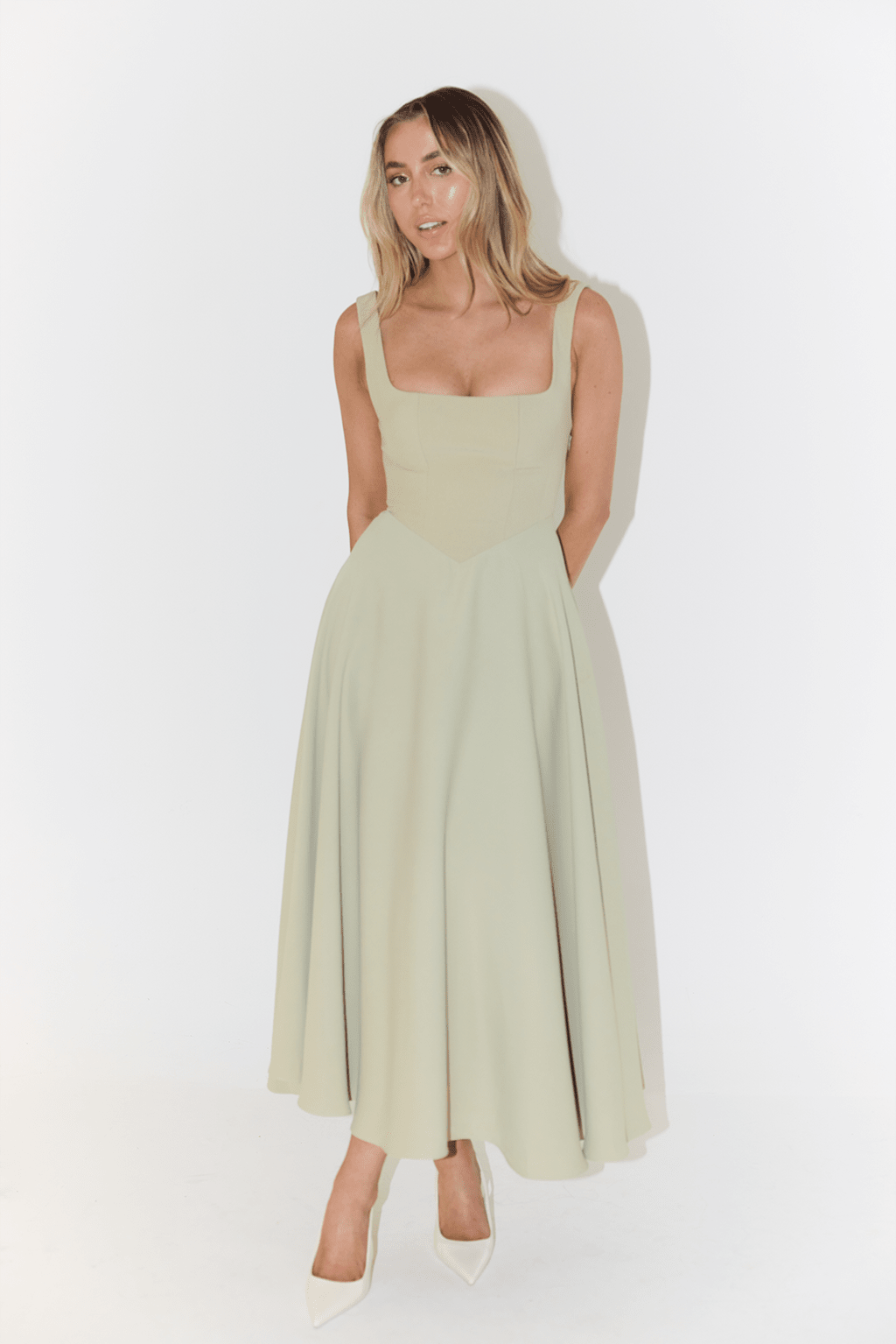 Sukienka midi damska bez rękawów z dekoltem w serek – regularny krój z plisowanym dołem - Arkadya Outlet - Women Midi Dress