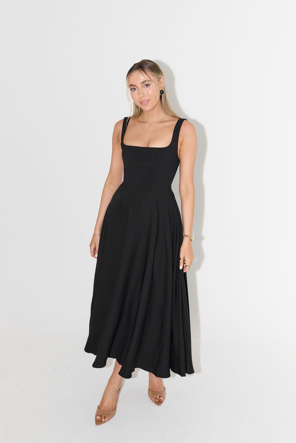 Sukienka midi damska bez rękawów z dekoltem w serek – regularny krój z plisowanym dołem - Arkadya Outlet - Women Midi Dress