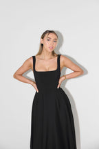 Sukienka midi damska bez rękawów z dekoltem w serek – regularny krój z plisowanym dołem - Arkadya Outlet - Women Midi Dress