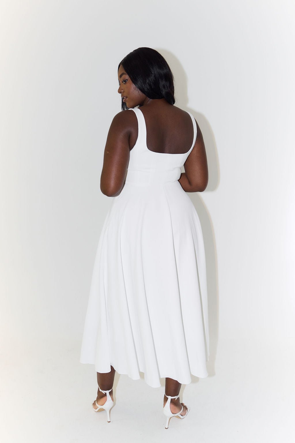 Sukienka midi damska bez rękawów z dekoltem w serek – regularny krój z plisowanym dołem - Arkadya Outlet - Women Midi Dress