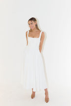 Sukienka midi damska bez rękawów z dekoltem w serek – regularny krój z plisowanym dołem - Arkadya Outlet - Women Midi Dress