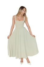 Sukienka midi damska bez rękawów z dekoltem w serek – regularny krój z plisowanym dołem - Arkadya Outlet - Women Midi Dress
