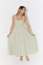 Sukienka midi damska bez rękawów z dekoltem w serek – regularny krój z plisowanym dołem - Arkadya Outlet - Women Midi Dress