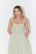 Sukienka midi damska bez rękawów z dekoltem w serek – regularny krój z plisowanym dołem - Arkadya Outlet - Women Midi Dress