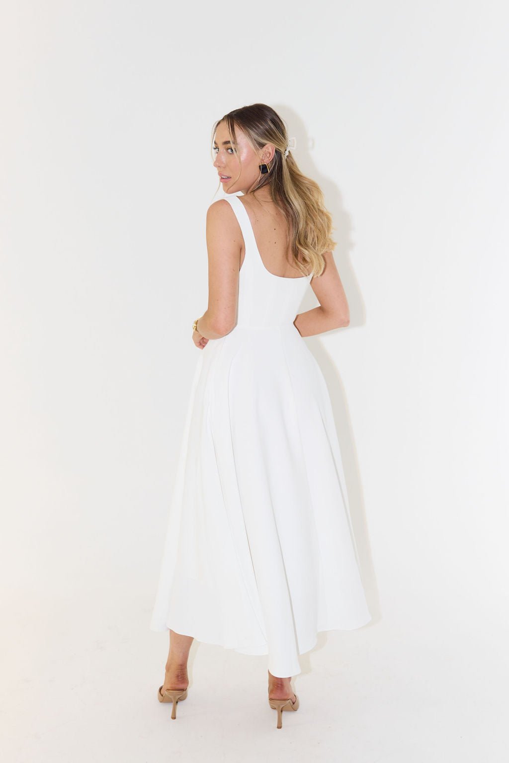 Sukienka midi damska bez rękawów z dekoltem w serek – regularny krój z plisowanym dołem - Arkadya Outlet - Women Midi Dress