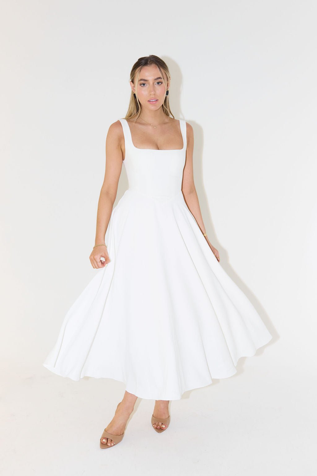 Sukienka midi damska bez rękawów z dekoltem w serek – regularny krój z plisowanym dołem - Arkadya Outlet - Women Midi Dress