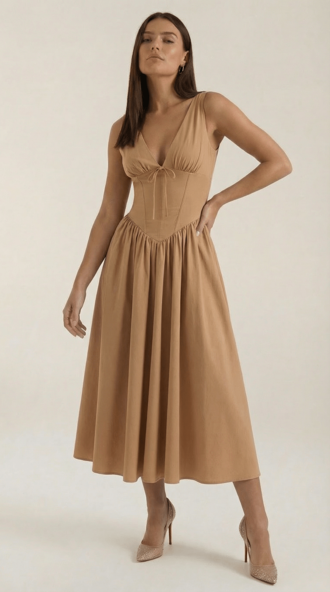 Sukienka midi dekolt V – dopasowana góra, marszczony dół - Arkadya Outlet - Women Midi Dress