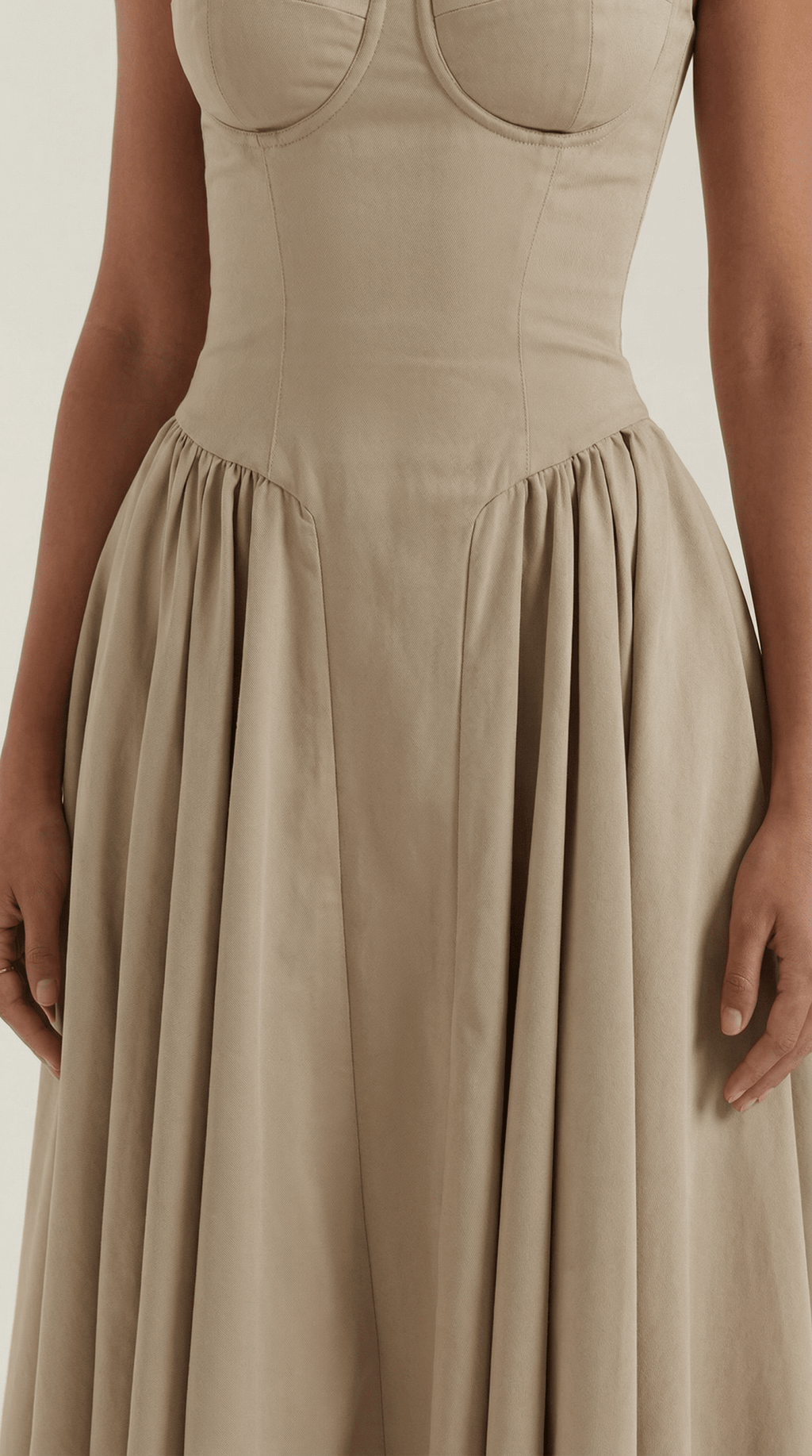 Sukienka midi gorsetowa – dekolt w serce, ramiączka - Arkadya Outlet - Women Midi Dress