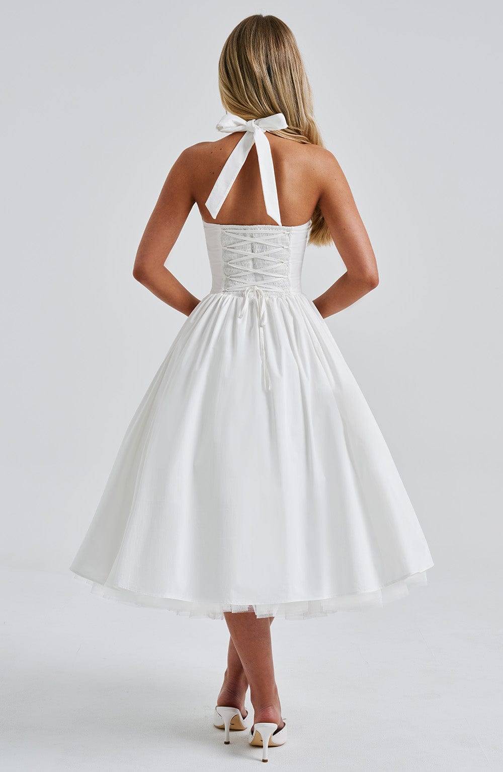 Sukienka midi rozkloszowana z wiązaniem na szyi - Arkadya Outlet - Women Midi Dress