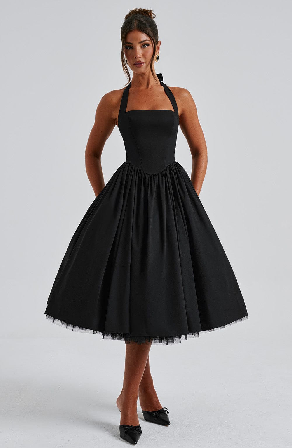 Sukienka midi rozkloszowana z wiązaniem na szyi - Arkadya Outlet - Women Midi Dress