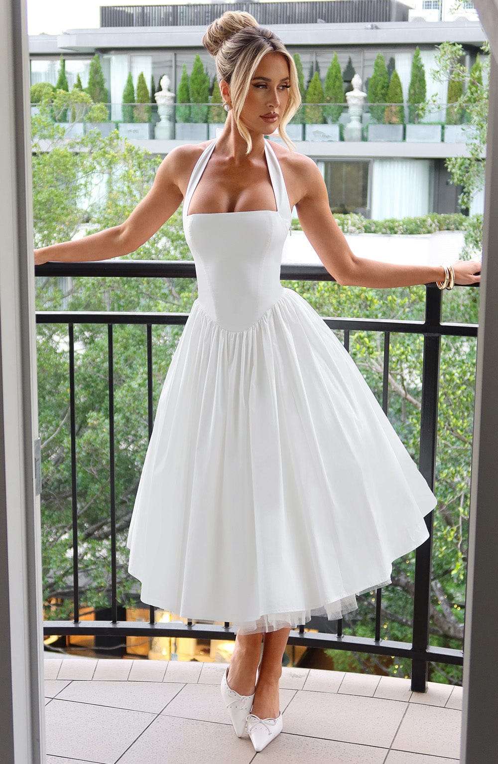 Sukienka midi rozkloszowana z wiązaniem na szyi - Arkadya Outlet - Women Midi Dress