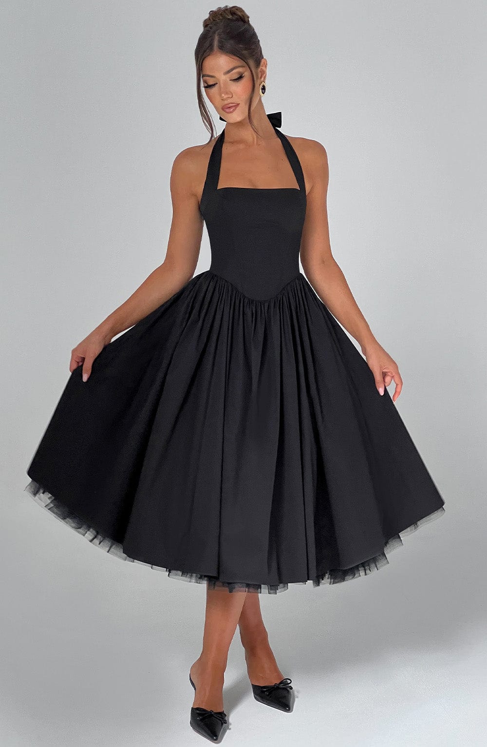 Sukienka midi rozkloszowana z wiązaniem na szyi - Arkadya Outlet - Women Midi Dress