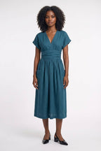 Sukienka midi z dekoltem V i kieszeniami - Arkadya Outlet - Women Midi Dress