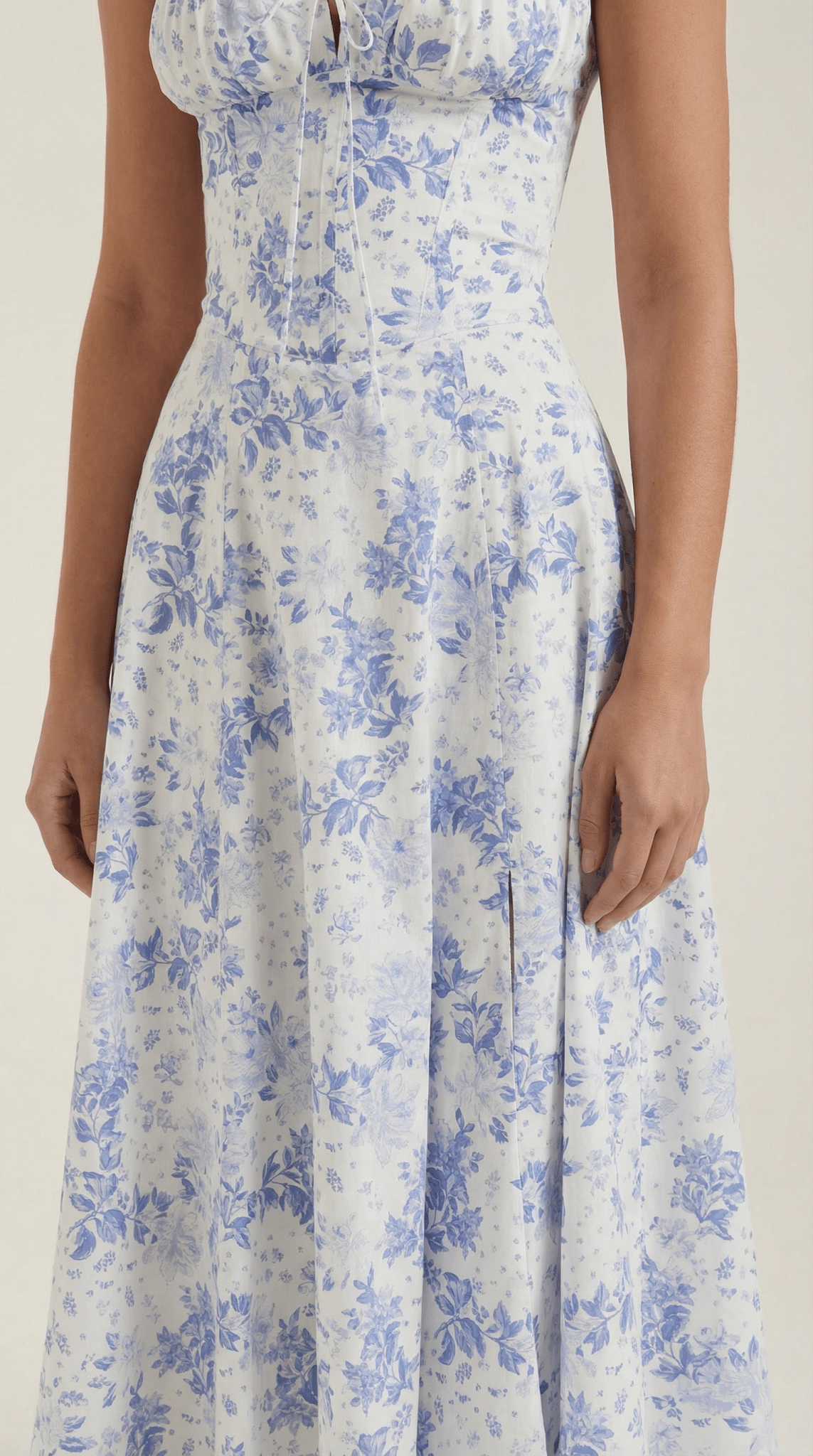 Sukienka midi z dekoltem w serce – wiązanie z przodu - Arkadya Outlet - Women Midi Dress