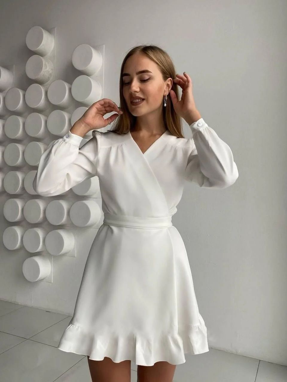 Sukienka mini A-line z dekoltem V - Arkadya Outlet - Women Mini Dress