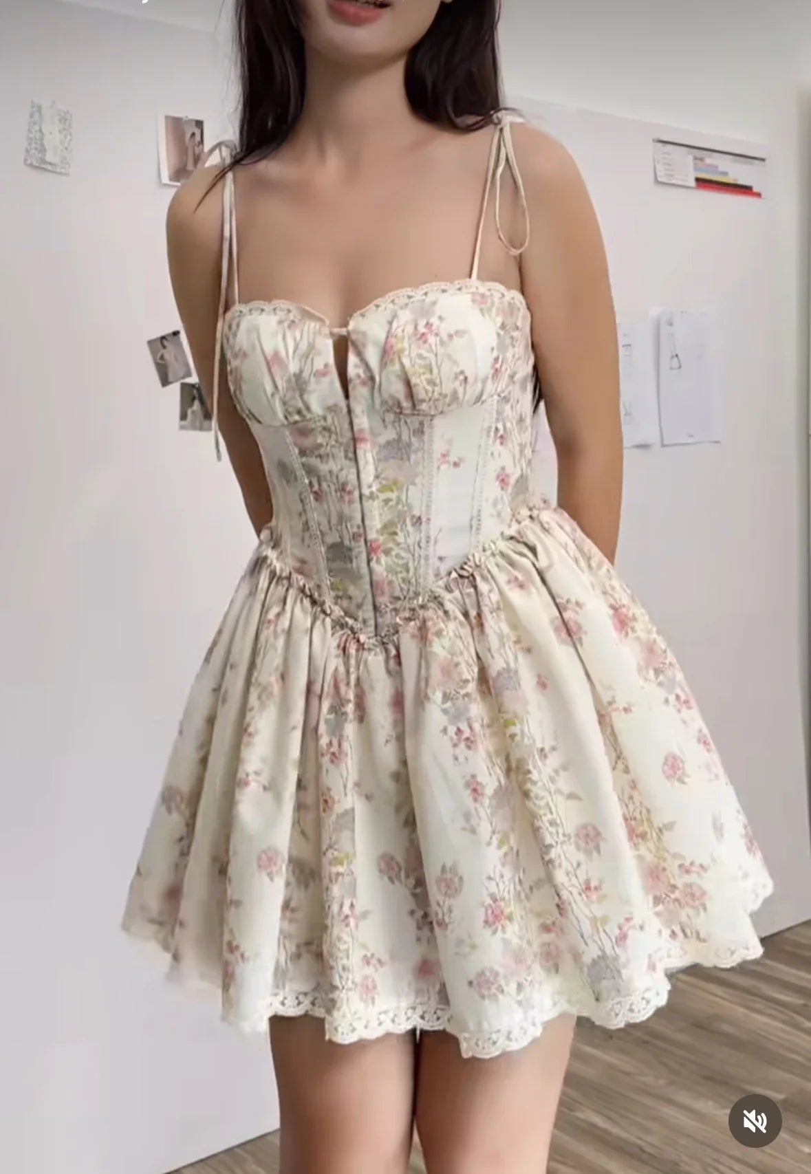 Sukienka mini gorsetowa z koronką i wiązaniem - Arkadya Outlet - Women Mini Dress