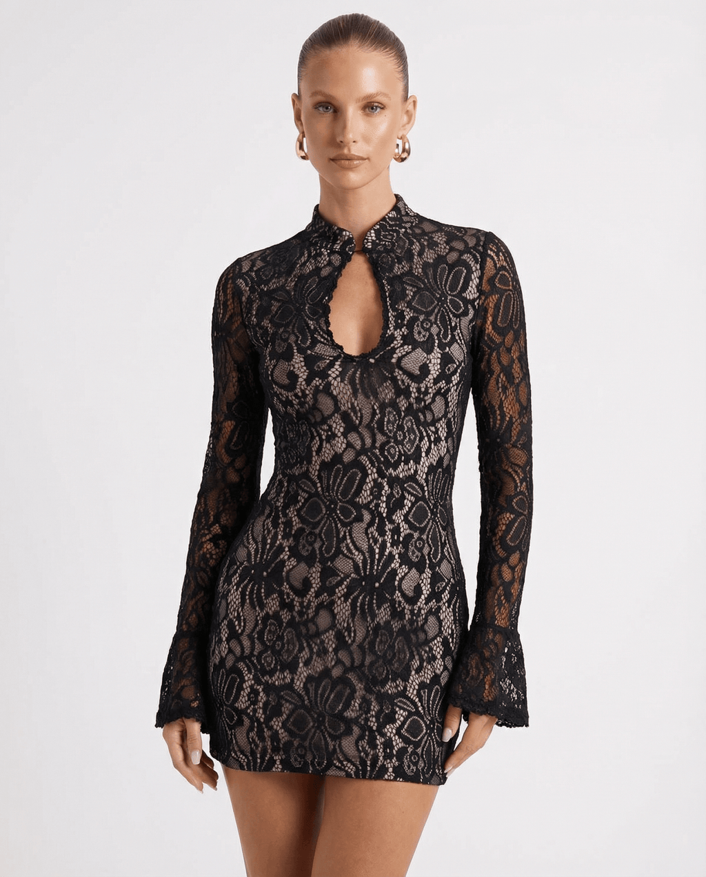 Sukienka mini koronkowa z wysokim kołnierzem - Arkadya Outlet - Women Mini Dress